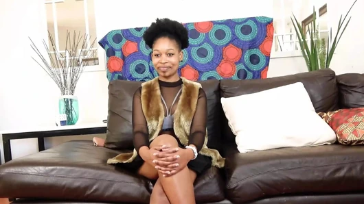 Afrikalı oyuncu seçmeleri - tatlı zenci model beyaz büyük bir yarakla sikiliyor