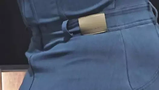 Mavi etekli üvey anne üvey oğlunu yatakta çıplak gördü ve kahvaltıdan önce ona elle muamele çekti