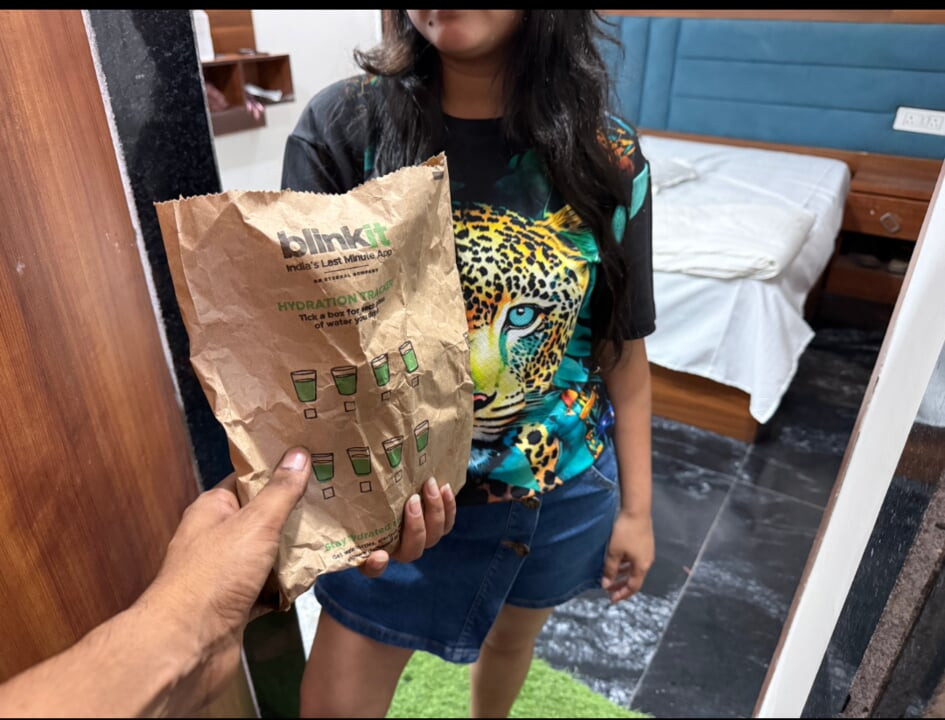 Blinkit Delivery Wale Ko Paise Ki Jagah Apni Chut Di Customer Ne