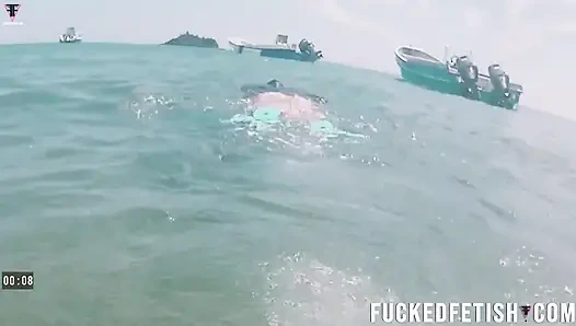 Açık denizin altında serbest dalış yüzgeçleri seksi latin tanrıça