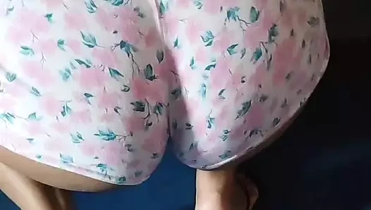 Seksi esmer, evinde zengin ev yapımı videoda her yerde sikmek isteyen sıcak bir ev hanımı