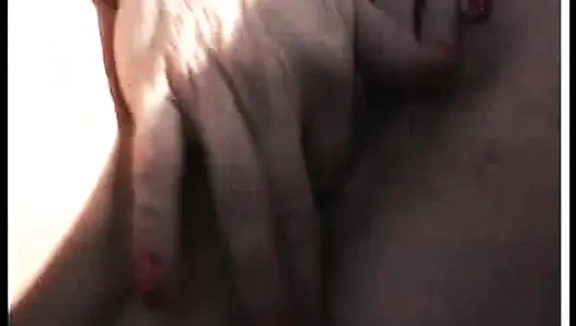 Çirkin koyu saçlı Alman genç erkek avcısı tek başına