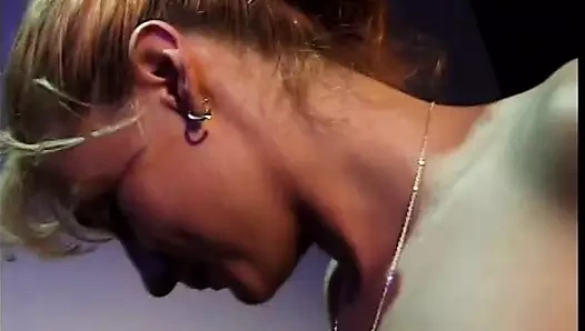 Azgın bebeğin ağzı yarakla doldu