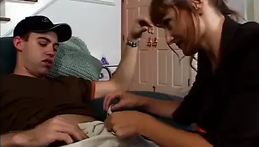 Seksi kızıl saçlı orta yaşlı seksi kadın amcık yalıyor