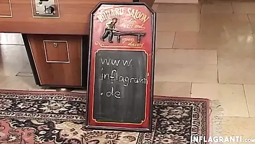 Yaramaz hatun halıda sikiliyor