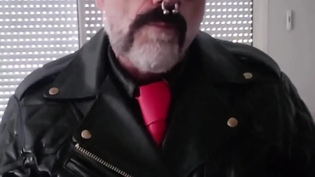 Full Langlitz'de kırmızı kravat