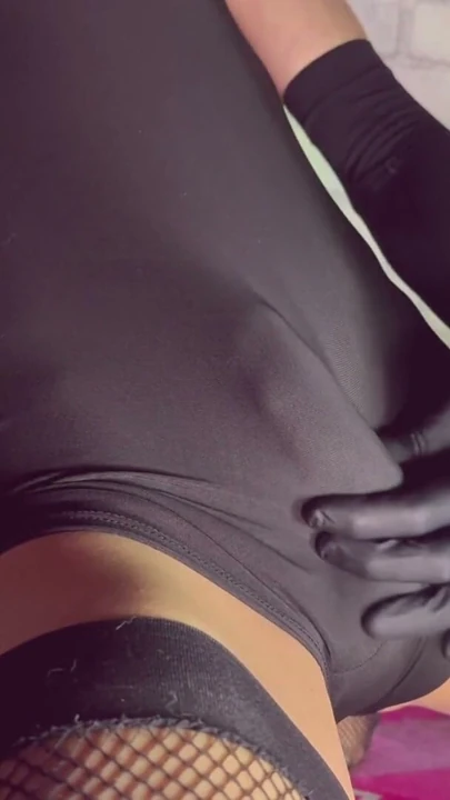 Sıkı Tulum Elbise İçindeki Sporcu Femboy Kocaman Sikini Okşuyor, Sıkı Poposuna Şaplak Atıyor, Mastürbasyon Yapıyor ve Boşalıyor | Klip 2