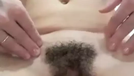 Eş büyük memeler ve kıllı kedi