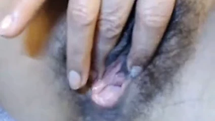 Aşırı kıllı amımı açıp parmaklarımla ovuyorum