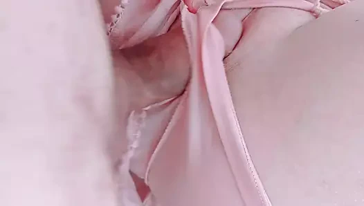 Okuldan eve geldikten sonra üvey kızımın tıraşlı amının içine gelene kadar sikiyorum