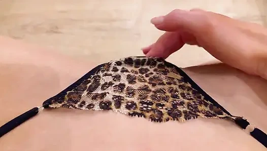 Yapışkan amcığımı külota sürtüyorum ve orgazm oluyorum. Kirli ıslak külot mastürbasyonu