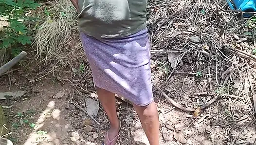 Yaşlı teyze açık havada en ateşli viral videoyu gösteriyor