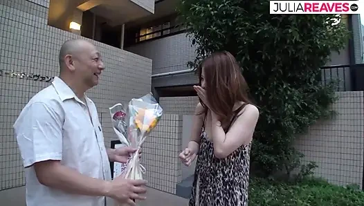 Ateşli kız mastürbasyondan sonra büyük bir yarağa öğürtüp sonra sert biniyor