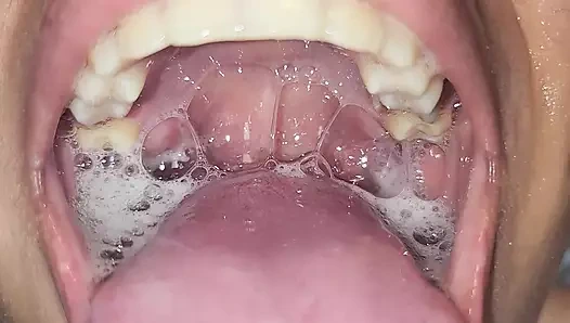 Ağzını sidik ve dölle dolduruyor