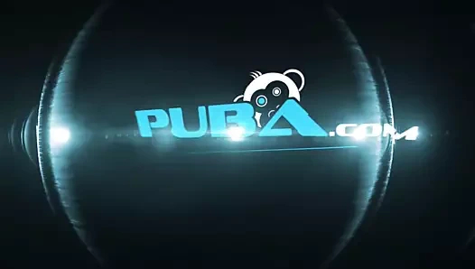 Asa akira kendini parmaklıyor ve pembe oyuncağıyla oynuyor