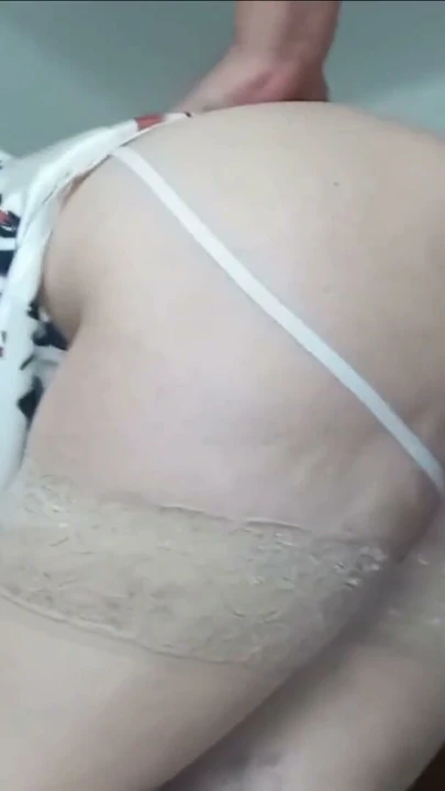 Büyük götlü düzgün vücutlu orta yaşlı seksi kadın ev hanımı sert sikiliyor ve götüne boşaltılıyor | Klip 1