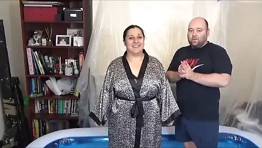 Kız balçıkla kaplı.