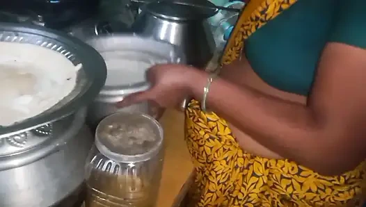 Karısının yemek yaparken göğüslerini sıkan Hintli koca