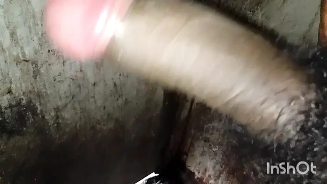 Грязный паренек в ванной дома в деревне