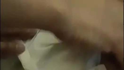 Karım bir arkadaşına handjob yaptı ve ıslak amını parmakladı