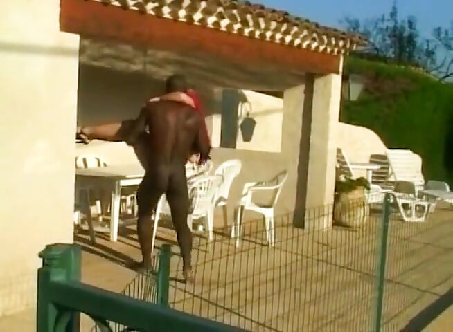Siyah saçlı beyaz piliç açık havada götten sikiliyor