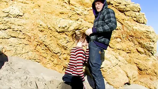 Sürtük kız açık havada sakso çekiyor ve terk edilmiş bir evde sikiliyor