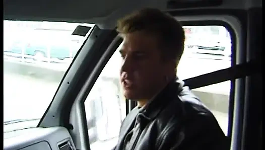 Sarışın genç kız üçlü grup sekste arabada sikiliyor