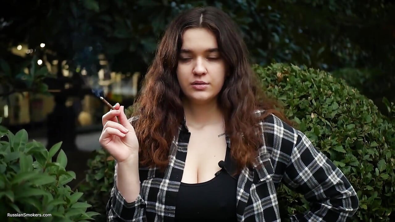 Tatlı ve büyük memeli Rus bebek doğada sigara içiyor