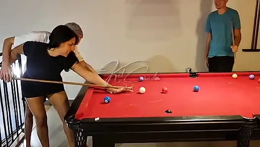 Ateşli kızlar bilardo oynamayı öğrenmek istedi ve sonunda bir yarak aldı