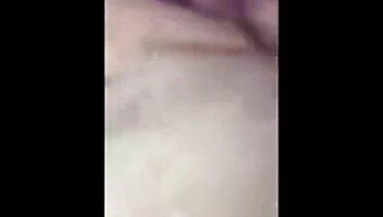 onu aşağı sikiyor