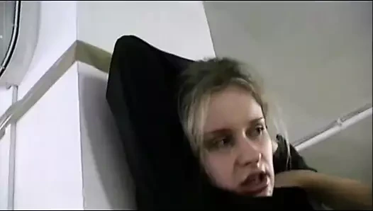 Sekreter depo tezgahında sikiliyor