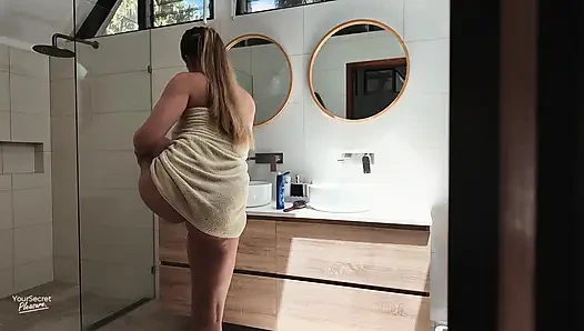 Ateşli amatör sarışın tatil için hazırlanırken azıyor ve sikiliyor