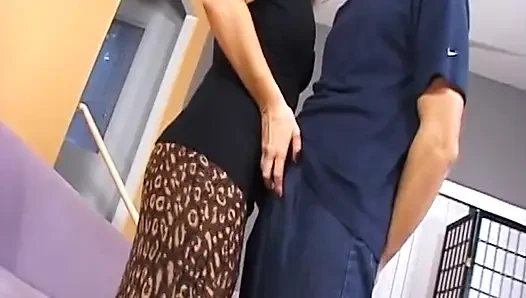 Olgun orta yaşlı seksi kadın iç çamaşırı çılgınlığında damlayan amını parmaklıyor