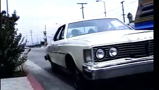 Asyalı kız hanaku hareketli arabanın arka koltukta adama biraz sakso çekiyor