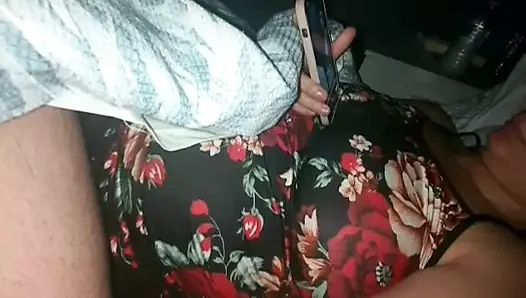 Üvey anne üvey oğluna mastürbasyon yapıyor ve onu hızlı bir şekilde bitirmeye çalışıyor