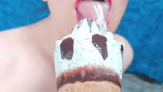 Sabrinahole, dondurma, kayısı, krem şanti ve büyük fışkırtma ile iyi bir sikiş