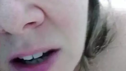 Brenda adalet bir şarkı söylüyor