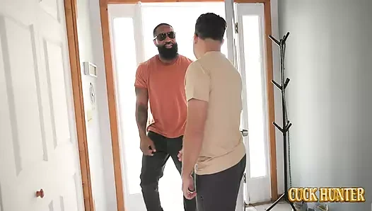 Evli kadının iyi donanımlı sevgilisiyle ilk kez - kocası her şeyi ortaya çıkararak izliyor