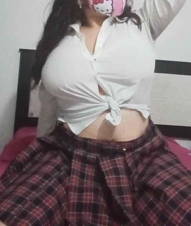 Я трогаю свои большие сиськи после школы