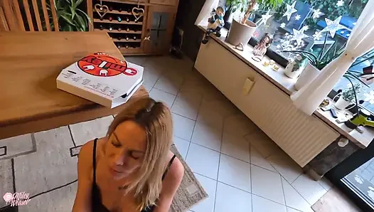Pizza teslimatçısı beni masada azgınca seviyor!!