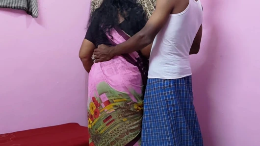 Teyze yatağı temizliyordu ve amını yalayıp onunla seks yaptım