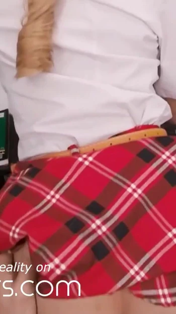 Обязательный для обмена момент из "VR Bangers, маленькая азиатская блондинка кричит от оргазма"