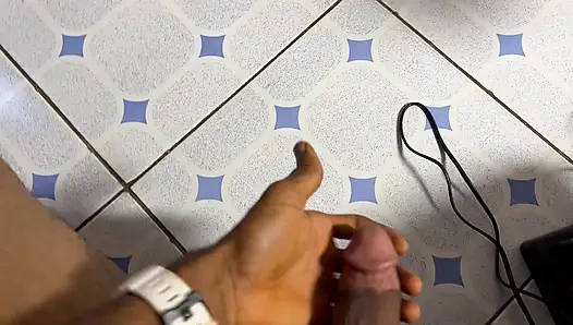 Nijeryalı bir adamı emiyor