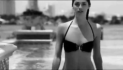 Balarısı tarafından bir piyano ve güzel bir kadın hakkında bir rüya