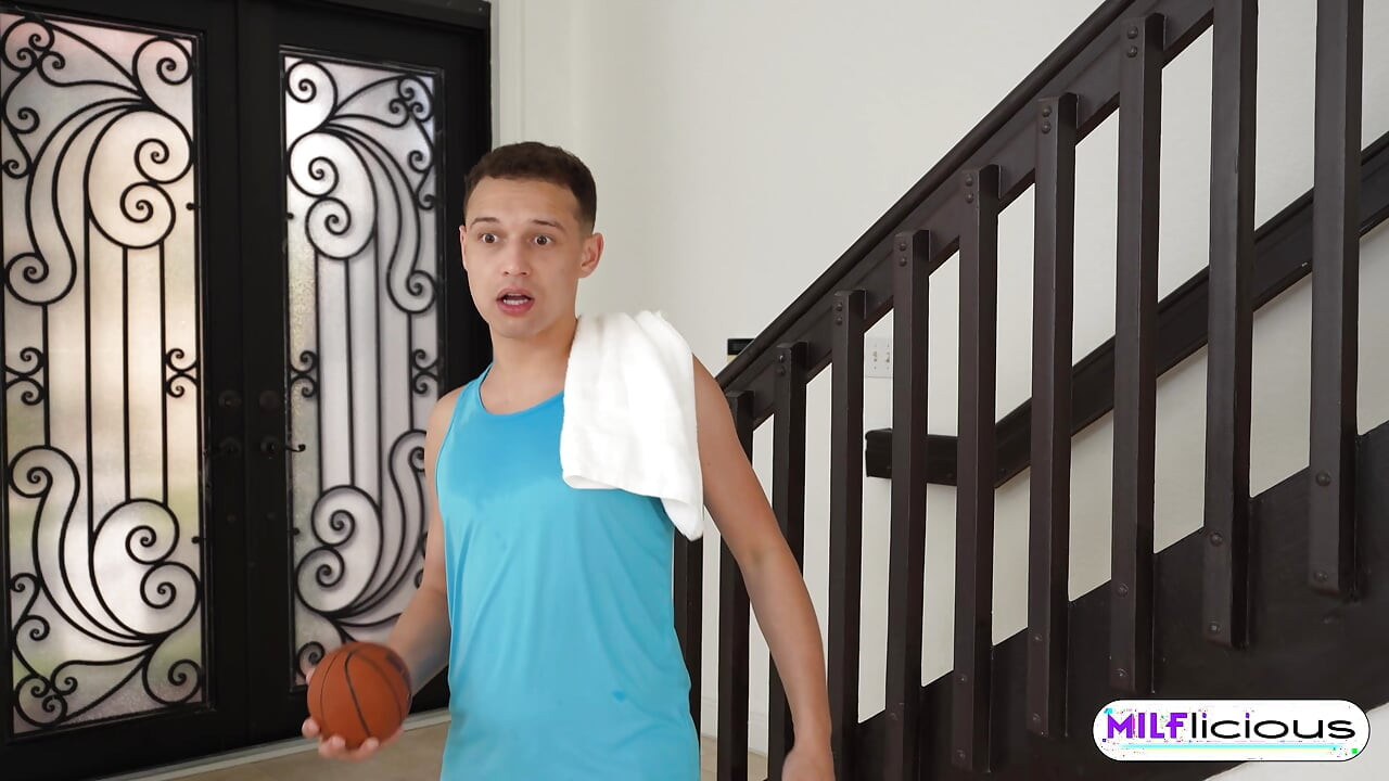 Üvey annem basketbol antrenmanı sonrası bana duş verdi