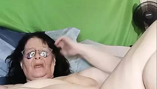 Çöp tina o büyük Weina amcığını sıvazlıyor sadece aldığı yaraklar için emiyor