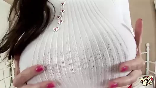 İri göğüslü kız arkadaşının bukkak yapmasına izin vermedi, bu yüzden onu sahte dölle kapatıyor