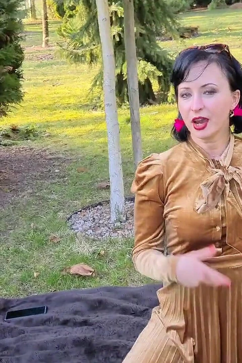 Соблазняет в саду