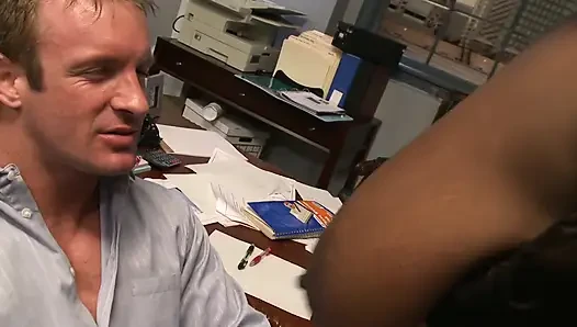 Zenci beyaz adam tarafından sikilirken kendi meme uçlarını yalıyor