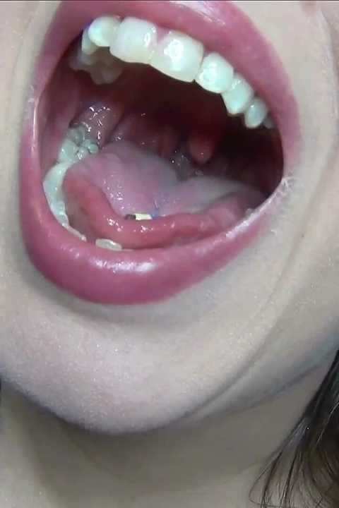 Giantess ağız ağzı azdırıyor yakın ultraviyole yutuyor